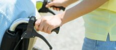 介護職でも高収入を実現できる？高収入を目指せる介護職や注意点を徹底解説