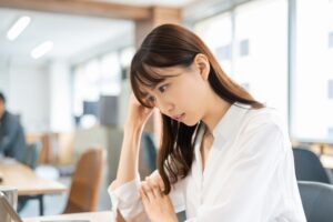 給料低いけどホワイト企業なら残るべき?見直すべきポイントや選択肢を解説