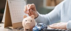 毎月の貯金額はいくらが目安？年代別の平均額と貯金を続けるコツを解説！
