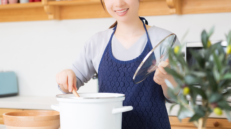 料理をする女性