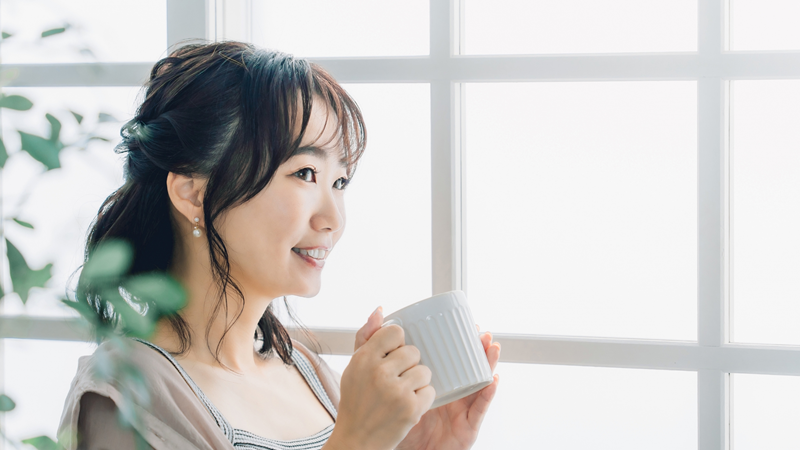 自宅でくつろぐ専業主婦