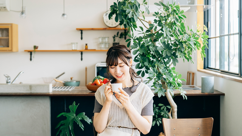 休憩している女性